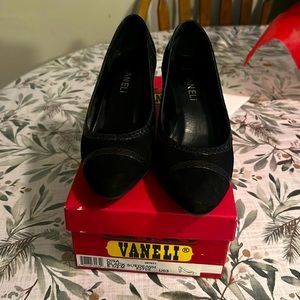 VanEli  black pump/ vintage